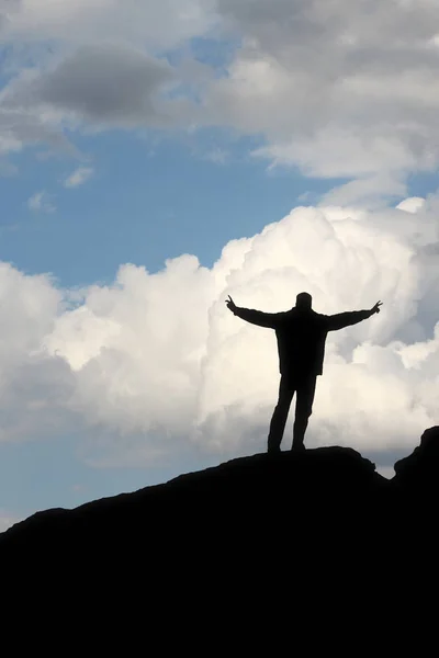 Uma Silhueta Homem Frente Céu Azul Fazendo Uma Pose Vencedora — Fotografia de Stock