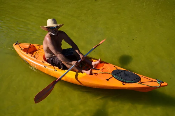 Buceador Kayak Con Sombrero —  Fotos de Stock