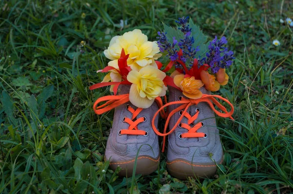 Chaussures Bébé Avec Fleurs — Photo
