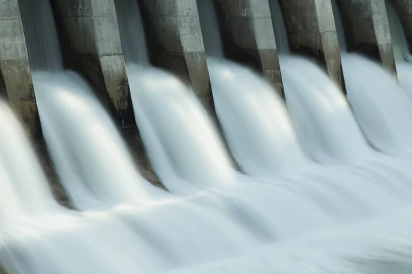 Närbild Tid Exponering Spillvatten Kananaskis Vattenkraftdammen Bow River Alberta Kanada — Stockfoto