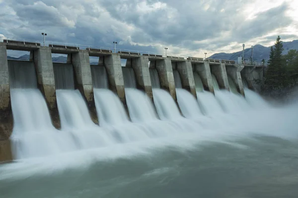 Brede Shot Tijd Blootstelling Van Lozing Kananaskis Hydro Elektrische Dam — Stockfoto