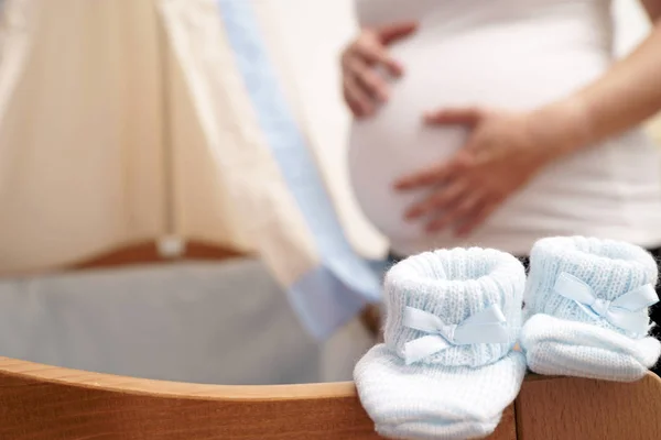 Těhotná Žena Dětském Pokoji Baby Boty — Stock fotografie