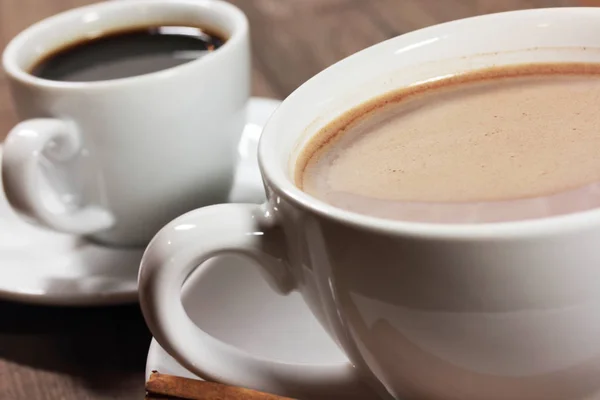 Tasse Kaffee Und Eine Weiße Tasse Heiße Schokolade — Stockfoto