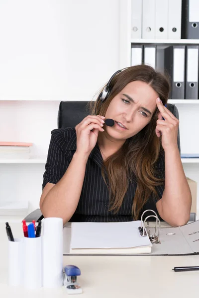 Une Jeune Femme Épuisée Avec Casque Assoit Bureau Arrière Plan — Photo