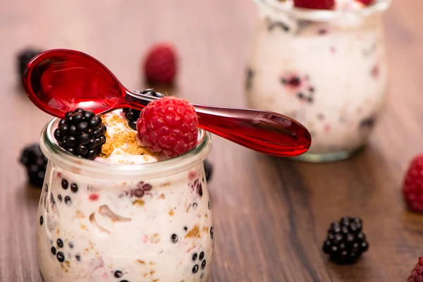 Joghurt Gyümölcsökkel Üvegben Vörös Kanállal — Stock Fotó