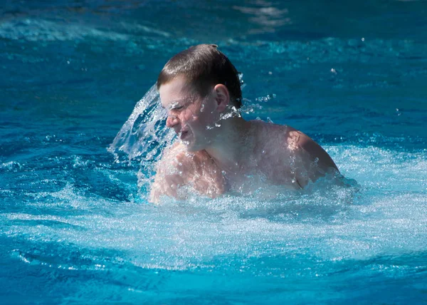 Junge Ins Wasser Gespült — Stockfoto