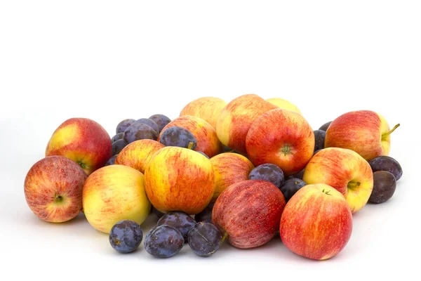 Frutas Frescas Maçãs Ameixas Sobre Fundo Branco — Fotografia de Stock