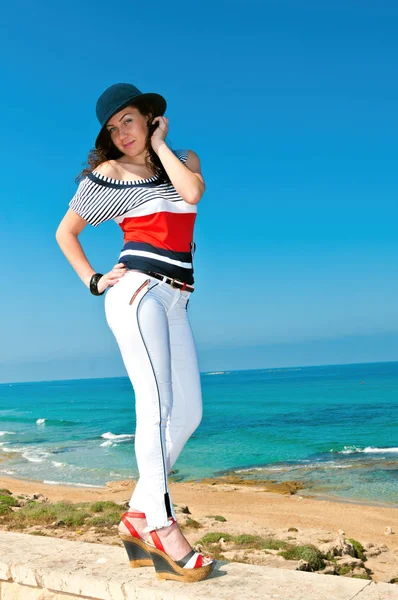 Chica Pantalones Blancos Posando Para Una Fotografía Pie Parapeto Contra —  Fotos de Stock