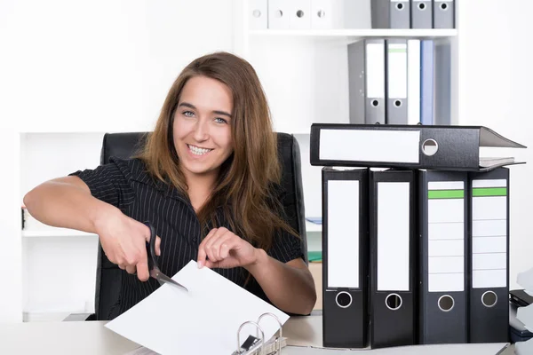 Seorang Wanita Muda Tersenyum Duduk Samping Beberapa File Folder Meja — Stok Foto