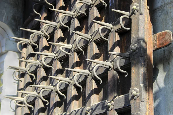 Drzwi Wejściowe Zamocowane Ostrymi Włóczniami Aby Zapobiec Łatwemu Wtargnięciu Wroga — Zdjęcie stockowe