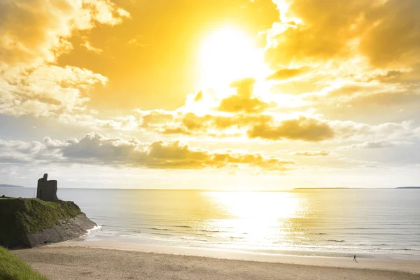 美丽的黄色太阳在巴利巴宁海滩和城堡在爱尔兰在夏天的一天 — 图库照片