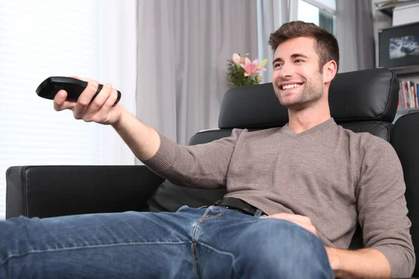 Joven Con Teléfono Inteligente Sentado Sofá —  Fotos de Stock