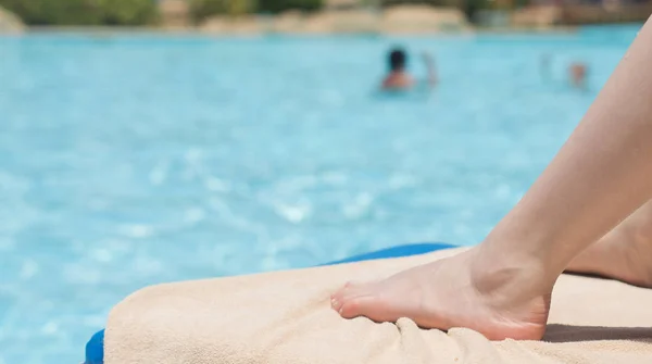 Benen Van Vrouw Blauw Zwembad Met Waterreflectie — Stockfoto
