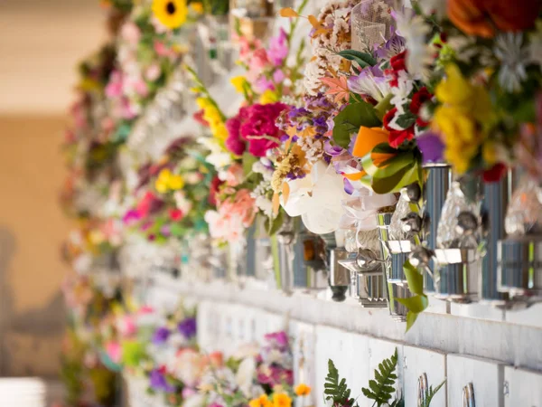 Tumbas Con Flores Una Pared Cementerio Europeo Vercelli Italia Europa — Foto de Stock