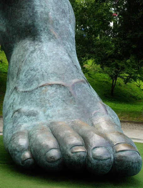 Estátua Uma Bela Jovem Mulher Parque — Fotografia de Stock