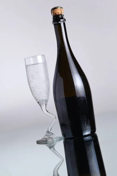 Champagne Flaska Med Kyld Klass Slät Ljus Yta — Stockfoto