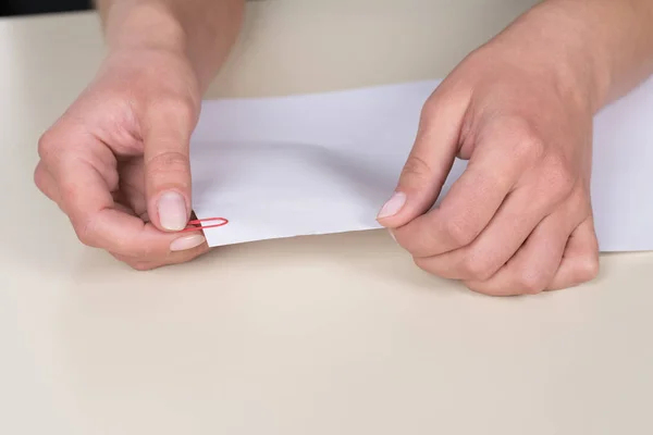 Vrouw Hecht Een Paperclip Aan Een Document Aan Balie — Stockfoto