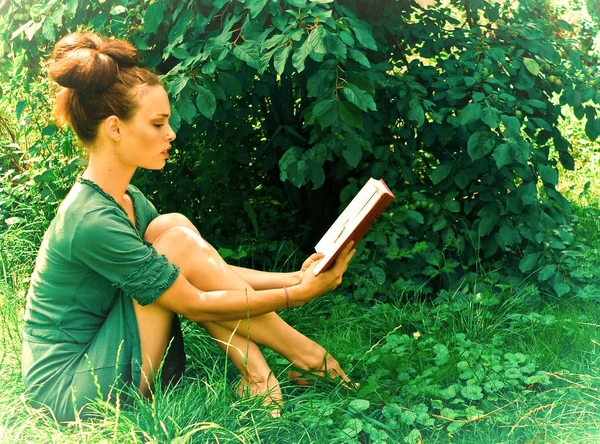 Giovane Donna Che Legge Libro Nel Parco — Foto Stock