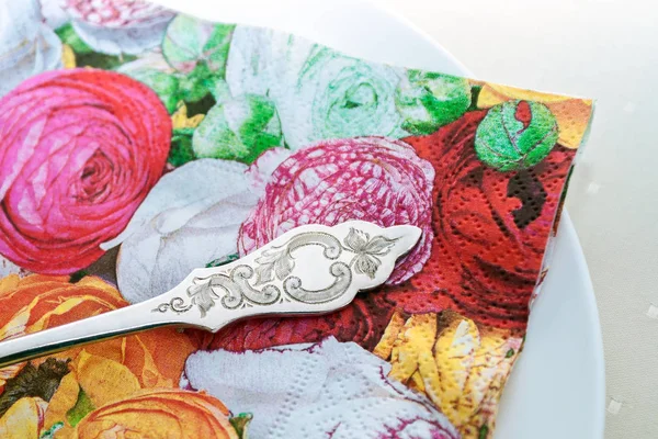 Placa Blanca Porcelana Con Flores Tenedor Tartas Decoradas Con Pañuelos —  Fotos de Stock