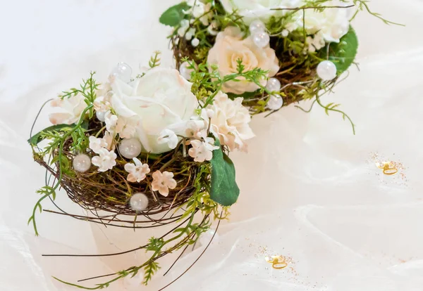 喜庆餐桌装饰为乳白色至金色结婚周年纪念日 — 图库照片