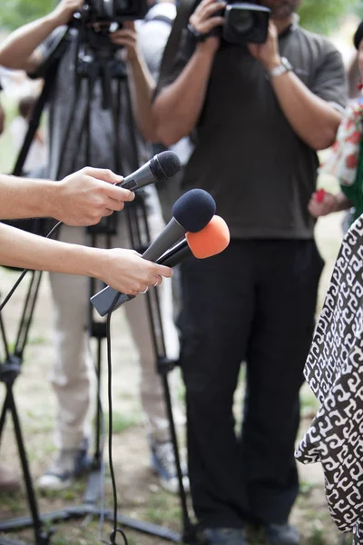 Journalist Mit Mikrofon Der Ein Fernseh Oder Radiointerview Führt — Stockfoto