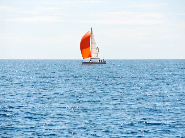 Yacht Med Rött Segel Blå Adriatiska Havet Dalmatien Kroatien — Stockfoto