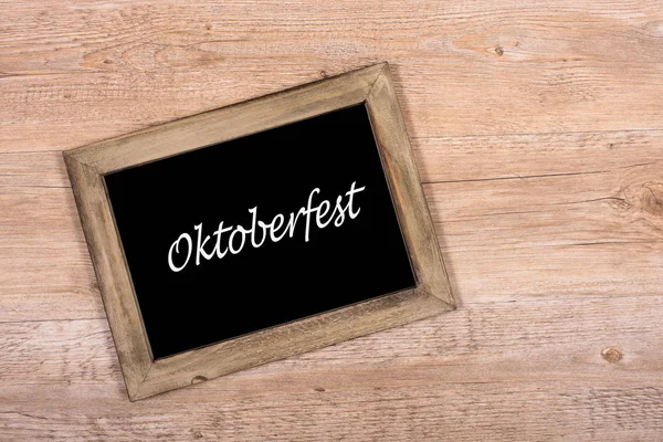 黑色木板与文字Oktoberfest — 图库照片