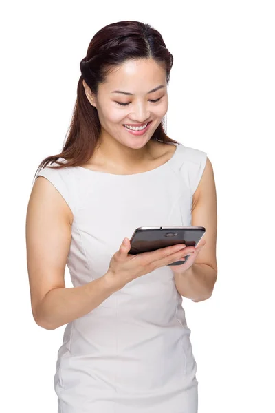 Kvinna Titta Digital Tablett — Stockfoto