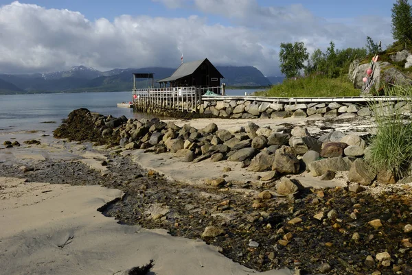 巴赫在海滩附近的Skaland Senja Troms Norway — 图库照片