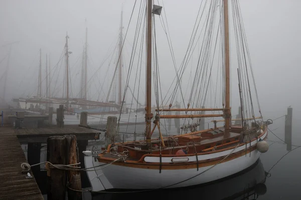 Los Barcos Niebla Puerto Del Museo Flensburg Schleswig Holstein Alemania —  Fotos de Stock