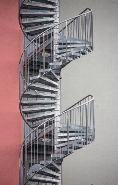 Escada Espiral Para Casa Fora — Fotografia de Stock