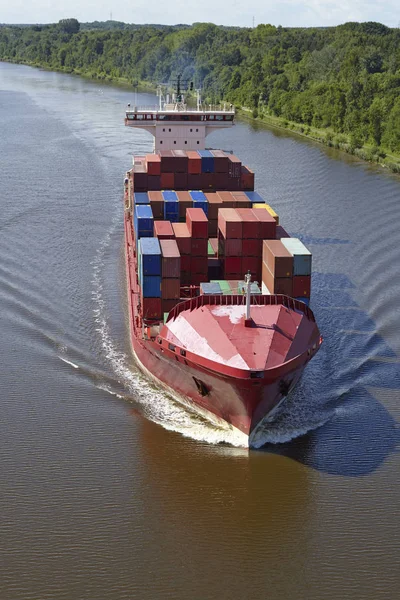 Een Containerschip Bij Het Kiel Kanaal Bij Beldorf Sleeswijk Holstein — Stockfoto