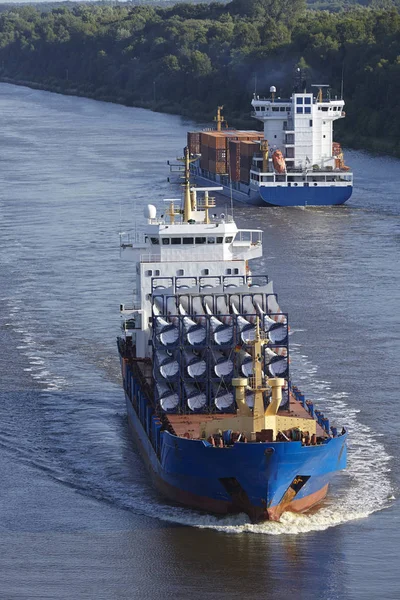 Ein Frachter Beladen Mit Rotorblättern Für Windkraftanlagen Nord Ostsee Kanal — Stockfoto