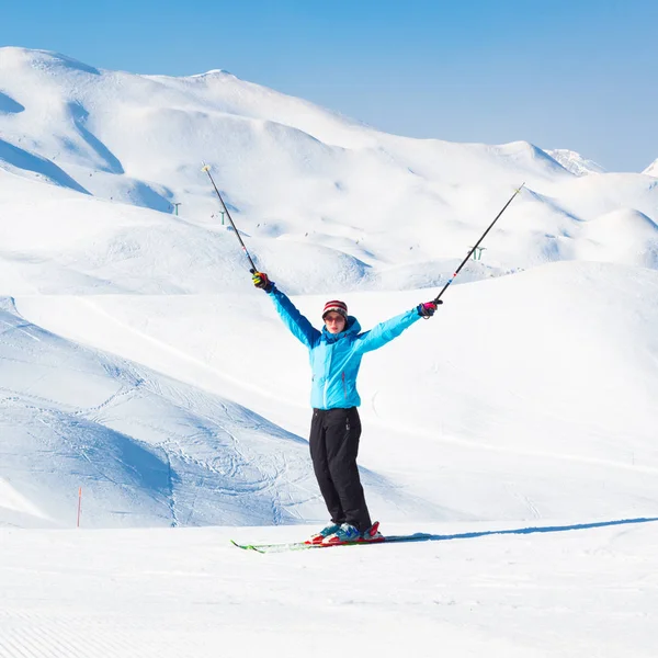 Mujer Esquiadora Emocionada Manos Levantadas Las Montañas Los Alpes Parque — Foto de Stock