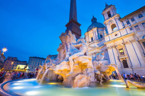 夕暮れ時に撮影 つの川とのローマ イタリア ヨーロッパでナヴォーナ広場 Agone Santagnese — ストック写真