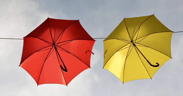 Sonnenschirme Und Regenschirm Himmel Hintergrund — Stockfoto