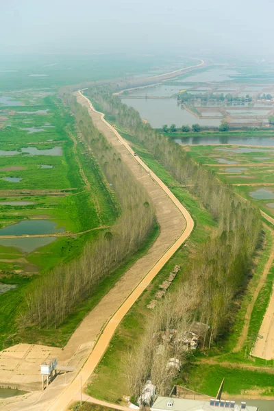 中国の田園地帯に沿った道路 — ストック写真