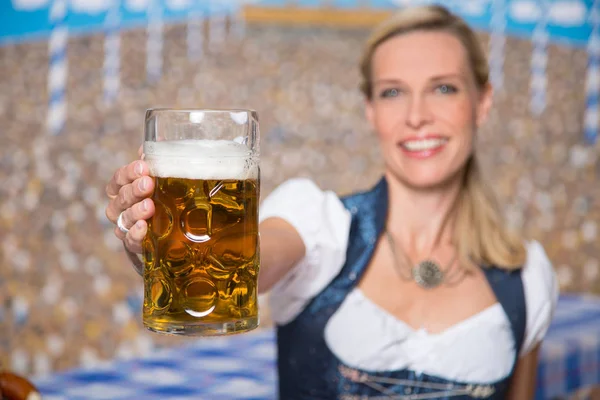 Frau Dirndl Mit Bier — Stockfoto