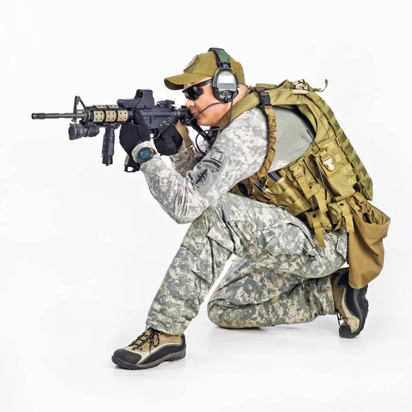 Swat Team Officer Auf Weißem Isoliertem Hintergrund — Stockfoto