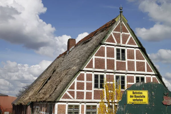 Baustellenschild Vor Einem Fachwerkhaus — Stockfoto