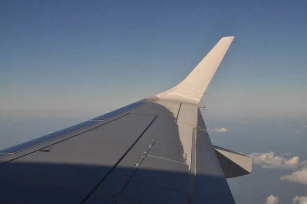 Αεροπλάνο Πτήση Πτήση Πτήση Πτήση Ταξίδι Διακοπές Φτερό Αεροπλάνου Σύννεφο — Φωτογραφία Αρχείου