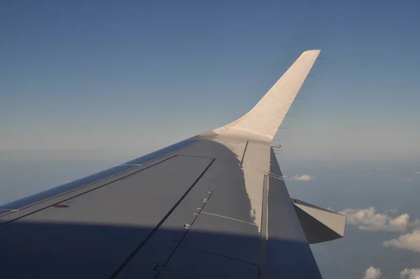 Avião Voo Mosca Mosca Curso Férias Asa Avião Nuvem Nuvens — Fotografia de Stock