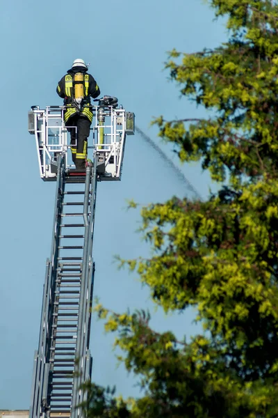 Brandweerman Van Brandblusser Door Grote Geleider — Stockfoto