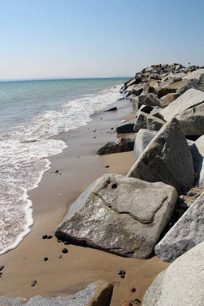 Frangiflutti Sulla Spiaggia Del Mar Baltico — Foto Stock