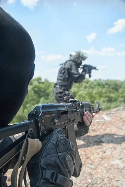 Dos Soldados Operaciones Especiales Uniforme Negro Acción — Foto de Stock