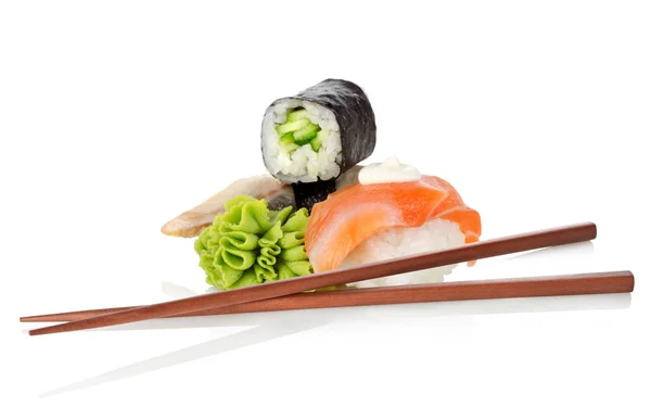 白を基調とした寿司とわさび — ストック写真