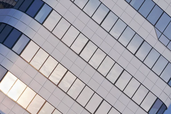 Gökyüzü Yüksek Katlı Bir Binanın Penceresine Yansıyor — Stok fotoğraf