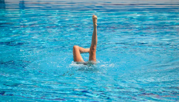 Jovem Piscina — Fotografia de Stock