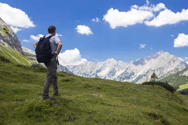 Νεαρός Άνδρας Στέκεται Στο Βουνό Ένα Σακίδιο Και Απολαμβάνοντας Θέα — Φωτογραφία Αρχείου