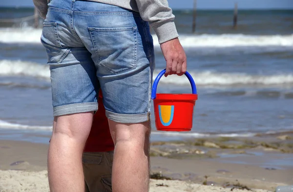 Uomo Con Una Borsa Sulla Spiaggia — Foto Stock